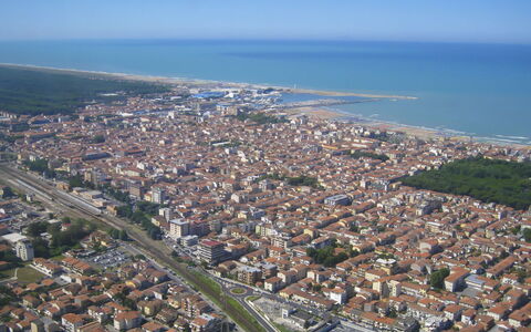 Sea House: Meubles, Propriété, Ventilateur De Plafond, Cabinetry, Table, Canapé, Éclairage, Cadre, Bois, Comptoir