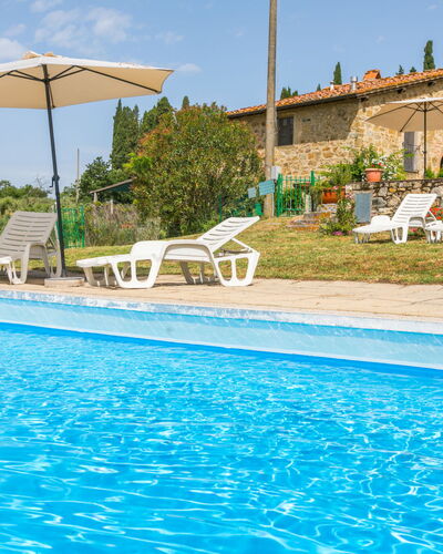 Il Forno: L'Eau, Bâtiment, Ciel, Plante, Piscine, Arbre, La Nature, Bleu Azur, Parapluie, Maison
