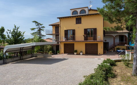 San Piero: Plante, Bâtiment, Ciel, Fenêtre, Arbre, Ombre, Lot Terre, Maison, Nuage, Zone Résidentielle