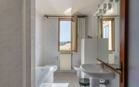 San Piero: Luminaire Plomberie, Robinet, Évier, Propriété, Baignoire, Bâtiment, Salle De Bains, Fenêtre, Design Intérieur