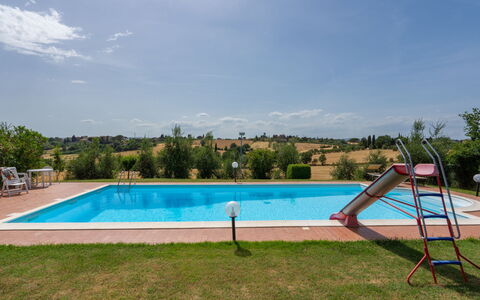 San Piero: Ciel, L'Eau, Plante, Nuage, Piscine, Arbre, Ombre, Rectangle, Herbe, Mobilier De Jardin