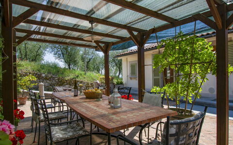 L'Amorosa: Table, Plante, Meubles, Propriété, Bâtiment, Chaise, Ombre, Tableau De Plein Air, Bois, Mobilier De Jardin