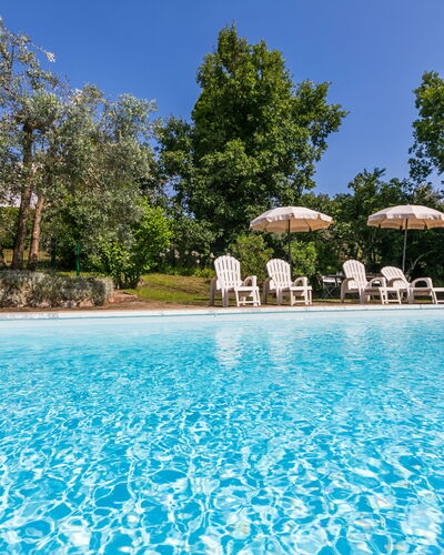 Il Laghetto: L'Eau, Plante, Ciel, Propriété, Piscine, Arbre, Bleu Azur, Paysage Naturel, Loisir, Immobilier