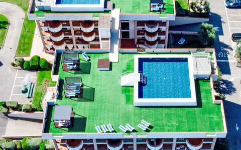 San Vincenzo 651: Appartement, Zone Résidentielle, Piscine, Design Urbain, Recours, Condominium, Balcon, Biens, Ombre, Hôtel