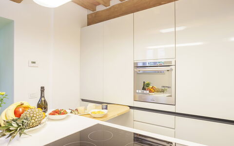 Villa San Lorenzo: Pièce, Propriété, Design Intérieur, Comptoir, Plafond, Cuisine, Meubles, Maison, Bâtiment, Jaune