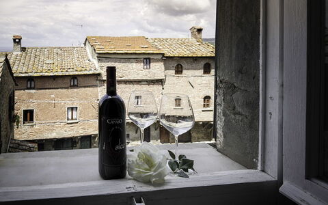 Casa Caterina: Bouteille, Fenêtre, Bouteille En Verre, Bouteille De Vin, Mur, Ville, Architecture, Maison, Bâtiment, Du Vin