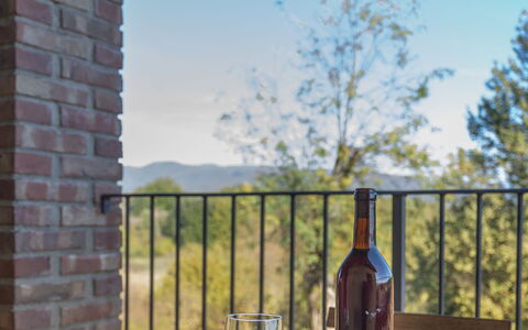 Alle Fornaci: Ciel, Vaisselle, Propriété, Table, Bouteille, Bois, Plante, Bâtiment, Nuage, Porche