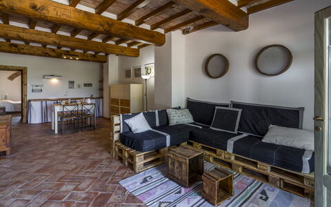 Alle Fornaci: Canapé, Propriété, Cadre, Table, Salon, Bois, Design Intérieur, Sol, Bâtiment, Canapé-Lit