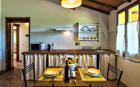 Alle Fornaci: Pièce, Jaune, Meubles, Propriété, Design Intérieur, Bâtiment, Plafond, Table, Maison, Salle À Manger