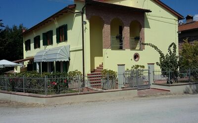 Villa Benedetta: Maison, Propriété, Bâtiment, Domicile, Quartier, Immobilier, Zone Résidentielle, Façade, Architecture, Matériel De La Propriété