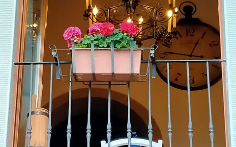 Villa Fusai: Éclairage, Balcon, Pièce, Architecture, Fenêtre, Domicile, Table, Meubles, Maison, Bâtiment