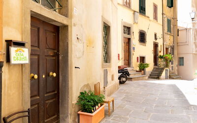 Casa Dreosti B&b: Propriété, Quartier, Bâtiment, Rue, Ville, Jaune, Ruelle, Architecture, Maison, Infrastructure