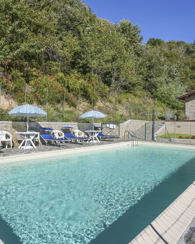 Castelnuovo di Garfagnana 648: L'Eau, Bâtiment, Piscine, Ciel, Plante, Chaise, Arbre, Plan D'Eau, Maison, Mobilier De Jardin