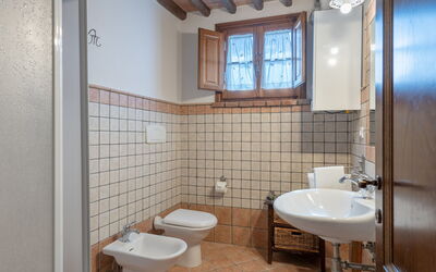 Festa: Luminaire Plomberie, Propriété, Évier, Robinet, Fenêtre, Salle De Bains, Bâtiment, Lavabo, Design Intérieur