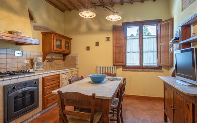 La Bella: Table, Cabinetry, Meubles, Comptoir, Fenêtre, Chaise, Bois, Cuisine, Éclairage, Architecture