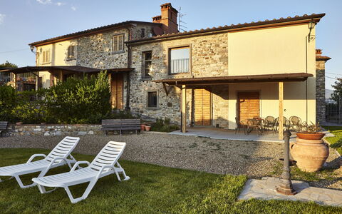 Villa Cincinelli: Bâtiment, Maison, Propriété, Domicile, Chalet, Immobilier, Façade, Ferme, Villa, Arrière-Cour