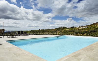 Villa Cincinelli: Piscine, Propriété, Ciel, Loisir, Bleu Azur, Immobilier, Vacances, Maison, Bâtiment, Biens