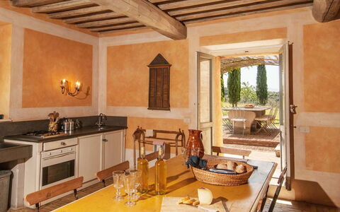 Lavacchio 14: Propriété, Table, Comptoir, Bois, Design Intérieur, Cabinetry, Plante D'Appartement, Architecture, Canapé, Cuisine