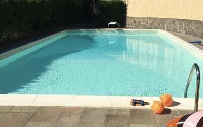 Villa Vigna: Piscine, Propriété, Tuile, Loisir, Bleu Azur, Immobilier, Domicile, Sol, Rectangle, Maison