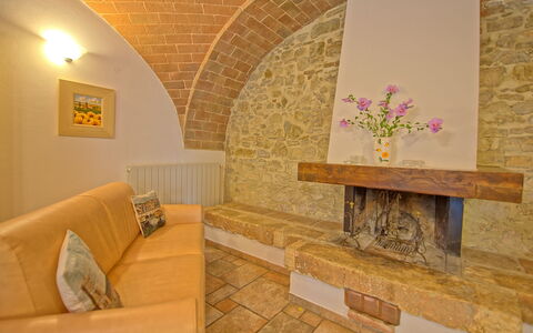 Borgo Mulignone: Pièce, Propriété, Mur, Design Intérieur, Bâtiment, Architecture, Meubles, Sol, Salon