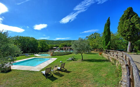 Borgo Mulignone: Propriété, Immobilier, Paysage Naturel, Maison, Biens, Ciel, Piscine, Domicile, Herbe, Bâtiment