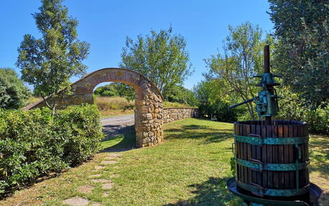 Villa Martina: Arbre, Herbe, Architecture, Lot Terre, Cambre, Paysage, Jardin, Plante, Maison, Des Bois