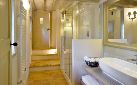 Casa Di Giulio: Design Intérieur, Sol, Sol, Salle De Bains, Luminaire Plomberie, Plafond, Éclairage, Pièce, Plomberie, Appartement