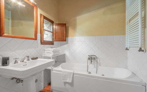 Casa Dell'ambasciatore: Salle De Bains, Luminaire Plomberie, Baignoire, Sol, Design Intérieur, Sol, Robinet, Évier, Plomberie, Tuile