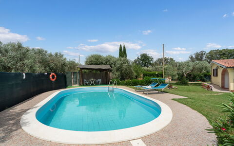 Villa Il Cipresso: L'Eau, Ciel, Nuage, Plante, Propriété, Piscine, Bleu Azur, Arbre, Plan D'Eau, Loisir