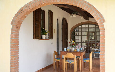 Villa Il Cipresso: Meubles, Table, Pot De Fleur, Fleur, Plante D'Appartement, Plante, Bois, Bâtiment, Fenêtre, Chaise