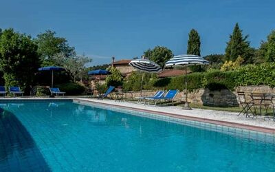 La Fonte Di Trequanda: L'Eau, Plante, Ciel, Piscine, Arbre, Mobilier De Jardin, Chaise, Bâtiment, Station Balnéaire, Loisir