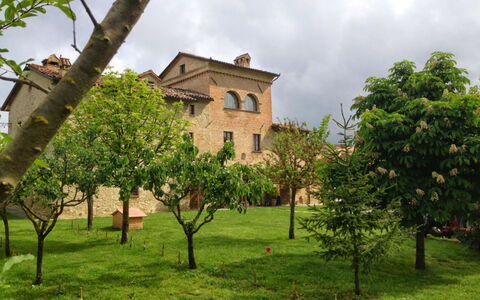 Monastery Guest House: Plante, Ciel, Bâtiment, Fenêtre, Nuage, Arbre, Paysage Naturel, Lot Terre, Maison, Herbe