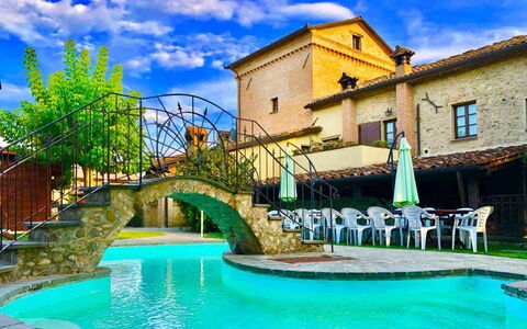 Monastery Guest House: Nuage, L'Eau, Ciel, Propriété, Bâtiment, Plante, Fenêtre, Bleu, Bleu Azur, Vert