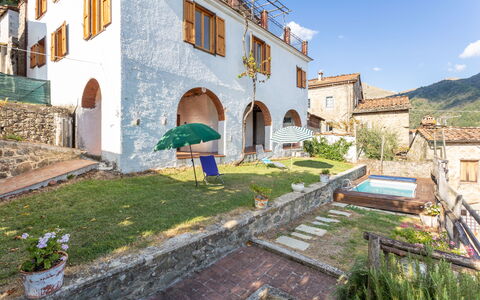 Casa Alice: Propriété, Bâtiment, Maison, Ville, Quartier, Architecture, Immobilier, Ciel, Zone Résidentielle, Vacances