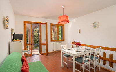 Rododendro - Garden View Ground Floor: Design Intérieur, Bois, Sol, Meubles, Plafond, Sol, Pièce, Domicile, Salon, Tache De Bois