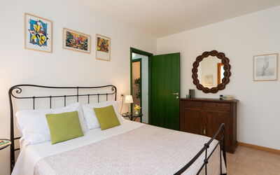 Croco - Garden View Ground Floor: Meubles, Lit, Chambre, Design Intérieur, Mur, Sol, Bois, Sol, Drap De Lit, Literie