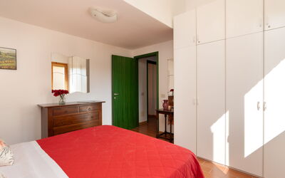 Mughetto - Garden View First Floor: Design Intérieur, Meubles, Sol, Sol, Chambre, Bois, Lit, Plafond, Pièce, Drap De Lit