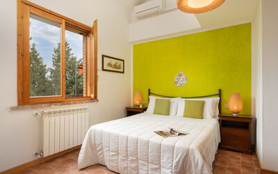 Ciclamino - Pool View First Floor: Meubles, Design Intérieur, Lit, Mur, Sol, Sol, Chambre, Pièce, Bois, Plafond