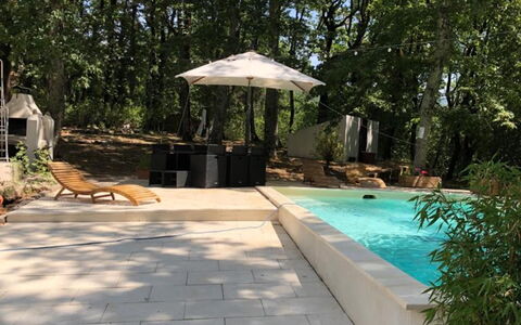 Villa La Casa Bianca: Plante, Propriété, Piscine, Ombre, L'Eau, Arbre, Mobilier De Jardin, Parapluie, Loisir, Arecales