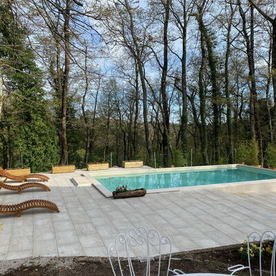 Villa La Casa Bianca: Propriété, Plante, Ciel, Arbre, Piscine, Mobilier De Jardin, Ombre, Design Intérieur, Herbe, Immobilier