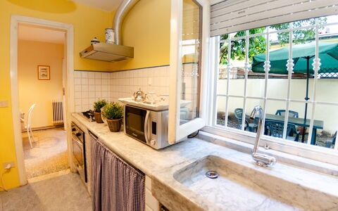 Angelina: Propriété, Pièce, Comptoir, Bâtiment, Design Intérieur, Maison, Meubles, Immobilier, Jaune, Cuisine