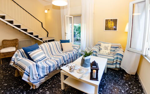 Angelina: Pièce, Meubles, Propriété, Salon, Design Intérieur, Bleu, Jaune, Bâtiment, Chambre, Immobilier