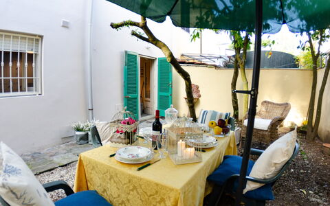 Angelina: Propriété, Pièce, Turquoise, Meubles, Maison, Table, Immobilier, Patio, Bâtiment, Arrière-Cour