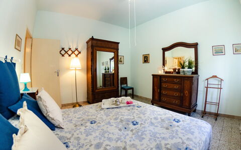 Angelina: Chambre, Pièce, Meubles, Propriété, Lit, Design Intérieur, Drap De Lit, Bâtiment, Sol, Plafond