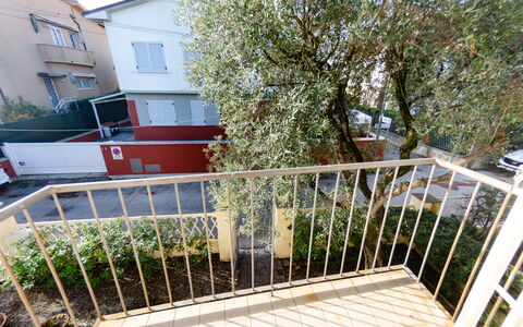 Angelina: Propriété, Balustrade, Immobilier, Maison, Bâtiment, Domicile, Zone Résidentielle, Balcon, Arbre, Pièce