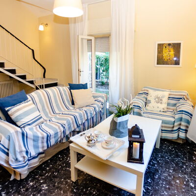 Angelina: Pièce, Meubles, Propriété, Salon, Design Intérieur, Bleu, Jaune, Bâtiment, Chambre, Immobilier