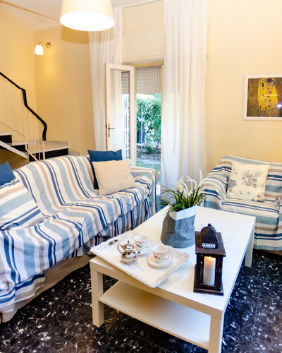 Angelina: Pièce, Meubles, Propriété, Salon, Design Intérieur, Bleu, Jaune, Bâtiment, Chambre, Immobilier