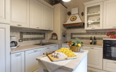 Villa Manuela: Cabinetry, Comptoir, Propriété, Aliments, Appareil De Cuisine, Bâtiment, Cuisine, Cuisinière, Design Intérieur, Électroménager