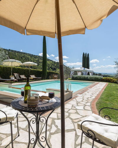 Villa Manuela: Propriété, Immobilier, Patio, Parapluie, Table, Bâtiment, Ombre, Domicile, Tableau De Plein Air, Meubles