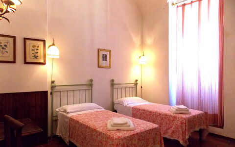 Villa Sandra: Pièce, Lit, Chambre, Meubles, Propriété, Bâtiment, Design Intérieur, Cadre De Lit, Drap De Lit, Mur